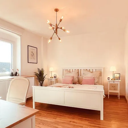 Zentrales Turm-apt Mit Terrasse *